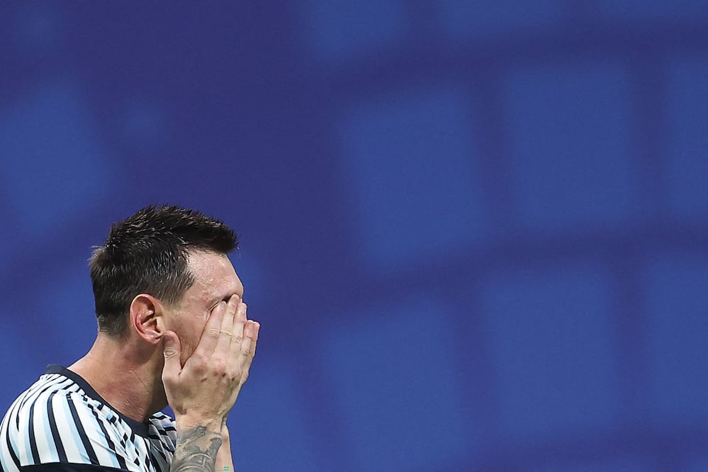 Messi rompe en llanto tras la remontada de Argentina: estuvo a minutos de quedar fuera del Mundial. VIDEO. (Photo by Odd ANDERSEN / AFP)
