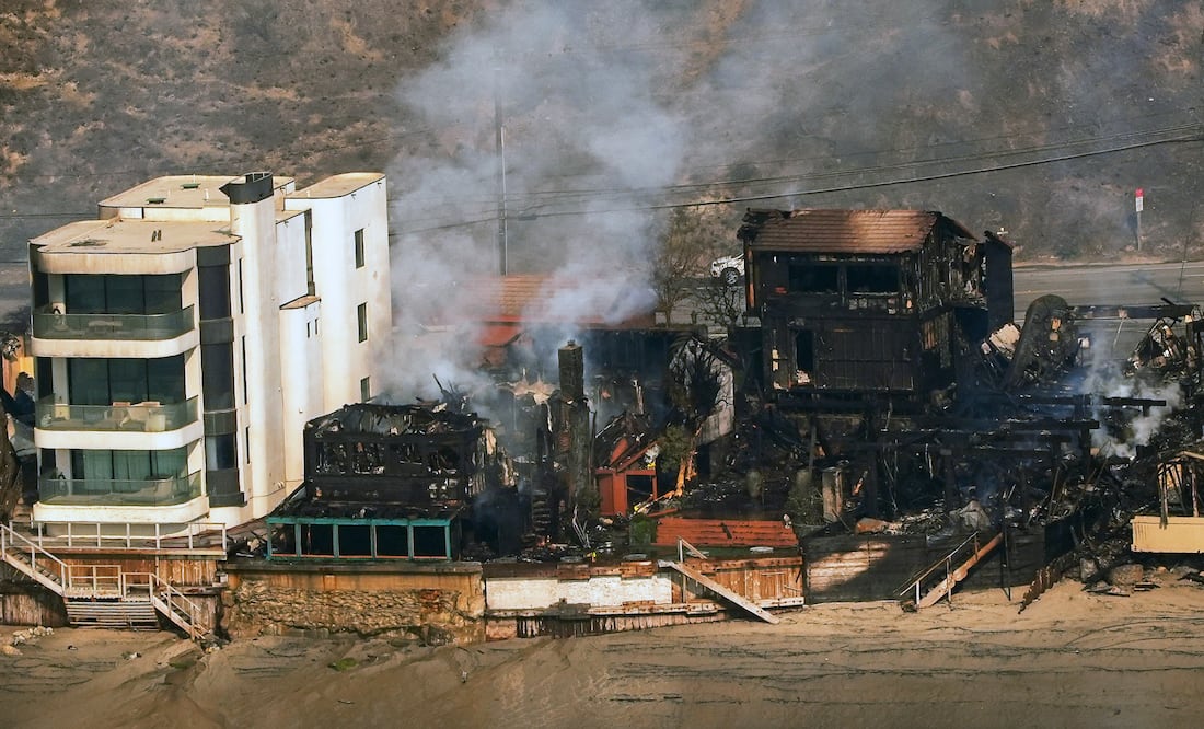 Incendio en Palisades, California, arrasa con mansiones de famosos que superan los 3 millones de dólares. FOTOS. (AP Photo/Mark J. Terrill)