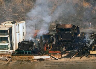 Incendio en Palisades, California, arrasa con mansiones de famosos que superan los 3 millones de dólares. FOTOS
