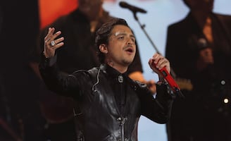 Nodal responde a críticas por “enamorarse a los 15 días” y luego casarse: “Les subo tutorial para organizar su mayo”, dice 