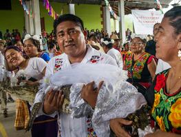 Por tradición indígena, alcalde mexicano se casa con un caimán. Esta es su historia