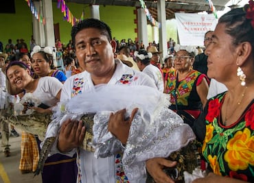 Por tradición indígena, alcalde mexicano se casa con un caimán. Esta es su historia