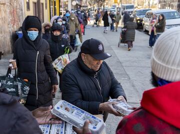 Neoyorquinos hacen filas para recibir huevos gratis