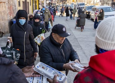 Neoyorquinos hacen filas para recibir huevos gratis