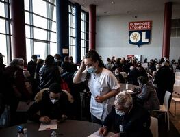 Un millón de franceses hace cita para vacunarse tras nuevas restricciones