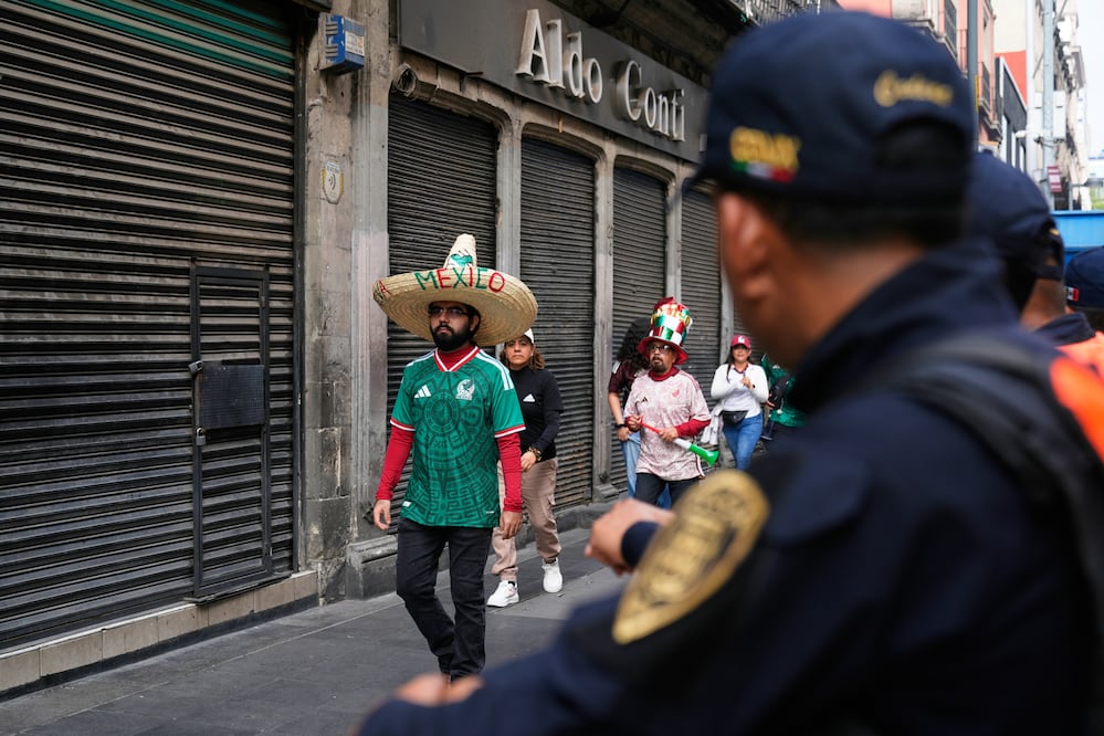 ¡Se llena el Zócalo! Autoridades cierran accesos y envían aficionados a Garibaldi (AP Photo/Marco Ugarte)