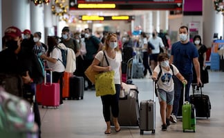 Pilotos y azafatas contagiados de Covid-19; cancelan cientos de vuelos en EU