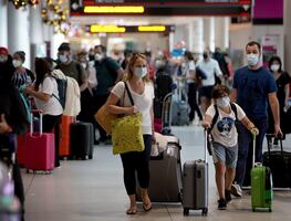 Pilotos y azafatas contagiados de Covid-19; cancelan cientos de vuelos en EU