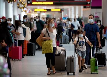 Pilotos y azafatas contagiados de Covid-19; cancelan cientos de vuelos en EU