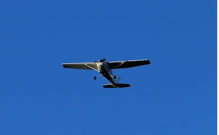Avioneta aterriza en carretera de San Diego (video)