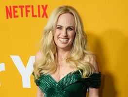 Rebel Wilson 'impacta' con bikini retro en yate de lujo