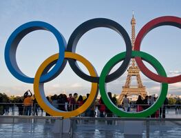 La llama olímpica atraviesa París a once días del inicio de los Juegos