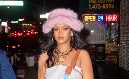 Rihanna presume sus piernas tonificadas con shorts rotos en Nueva York
