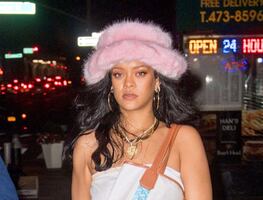 Rihanna presume sus piernas tonificadas con shorts rotos en Nueva York