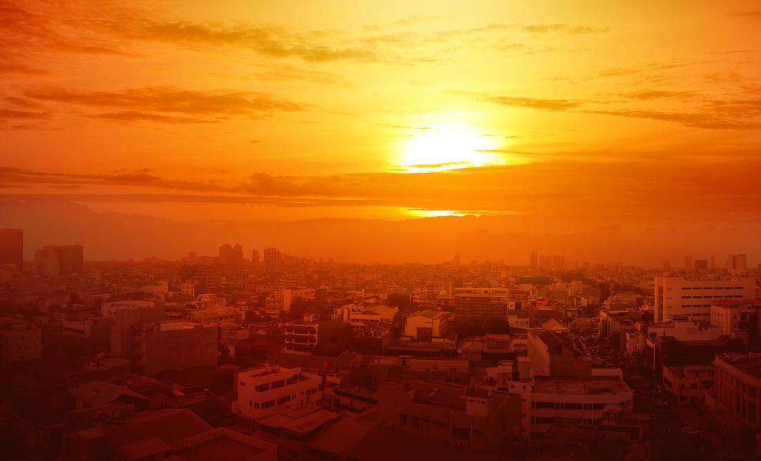 Tercera ola de calor en México cumple una semana con máximas de 45°. ¿Cuánto durará? Foto iStock / leolintang