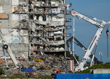 Familia recibe llamadas desde departamento colapsado en Miami
