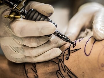 Alertan por presencia de bacterias en tinta de tatuajes