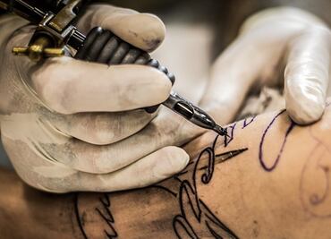 Alertan por presencia de bacterias en tinta de tatuajes