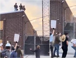 Indignante: Agentes de ICE disparan balas de pimienta a un reverendo durante protesta en Chicago. VIDEO