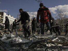 Rescatan a 130 personas de teatro atacado por rusos; hay cientos de desaparecidos