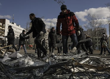 Rescatan a 130 personas de teatro atacado por rusos; hay cientos de desaparecidos