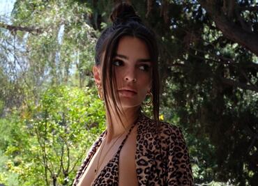 Emily Ratajkowski posa con bikini y camisa en Instagram