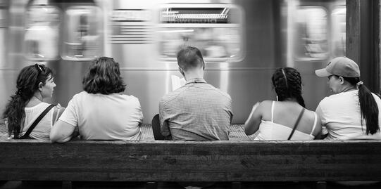 Nueva York prohibirá que acosadores sexuales usen el metro y autobús