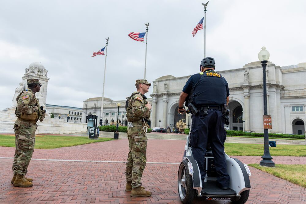 Cuatro estados republicanos mandan casi 1,000 soldados a Washington para respaldar la militarización de Trump. Foto EFE/EPA/SHAWN THEW
