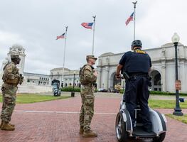 Cuatro estados republicanos mandan casi 1,000 soldados a Washington para respaldar la militarización de Trump