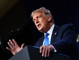 Trump se erige como salvador frente a republicanos "tontos"