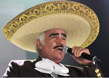 Vicente Fernández continúa en terapia intensiva