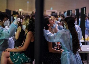 Cataluña alista toque de queda para frenar ola de contagios