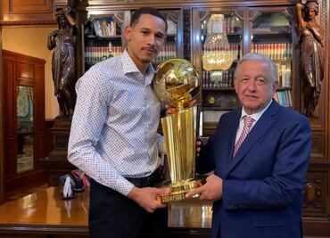 AMLO agradece a Juan Toscano, campeón de la NBA, por festejar con bandera mexicana