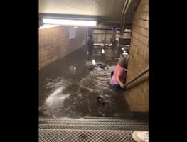 Video. Se inunda el metro de Nueva York; usuarios sortean las aguas sucias