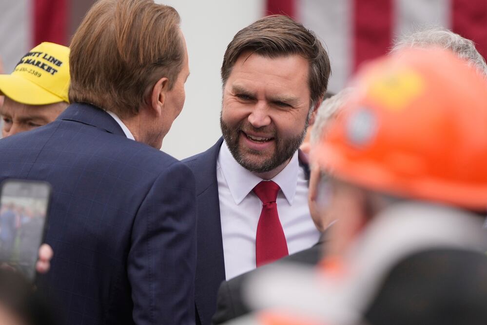 JD Vance enciende la furia de Pekín: "EU pide dinero prestado a campesinos chinos". (AP Photo/Mark Schiefelbein)