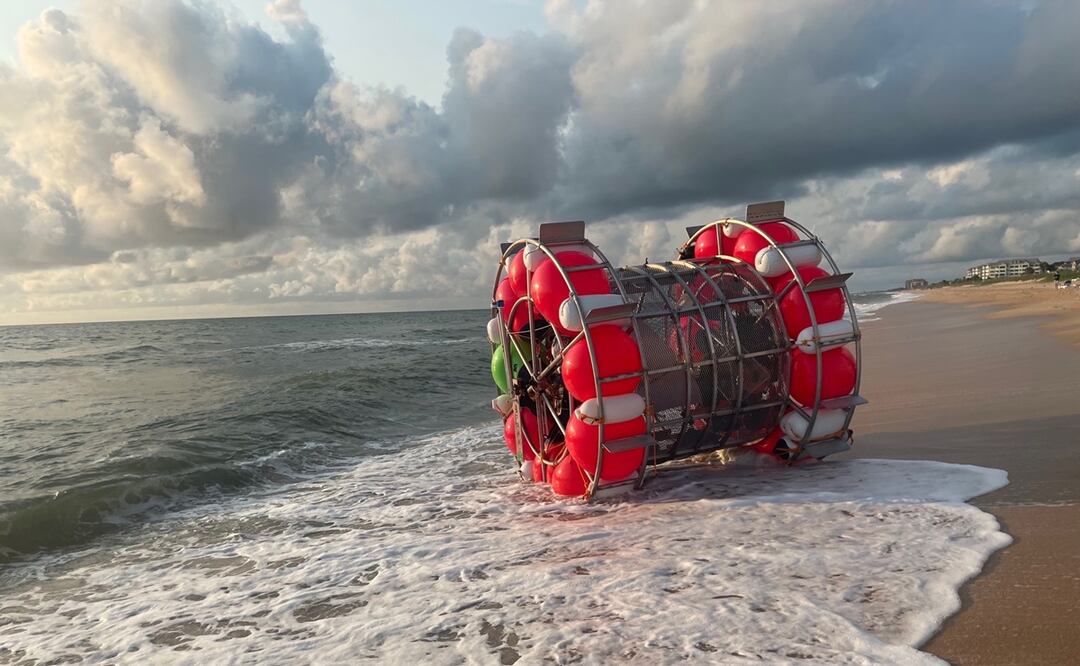 Detienen en Florida a hombre que intentaba cruzar el Océano  Atlántico en una ‘rueda de hámster’. Foto: EFE
