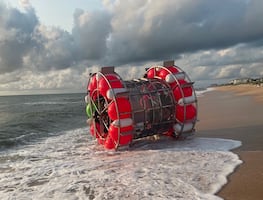 Detienen a hombre que intentaba cruzar el Océano Atlántico en una ‘rueda de hámster’