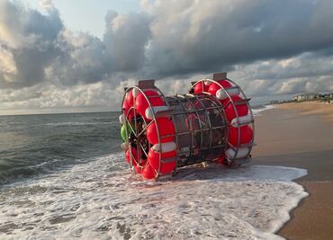 Detienen a hombre que intentaba cruzar el Océano Atlántico en una ‘rueda de hámster’