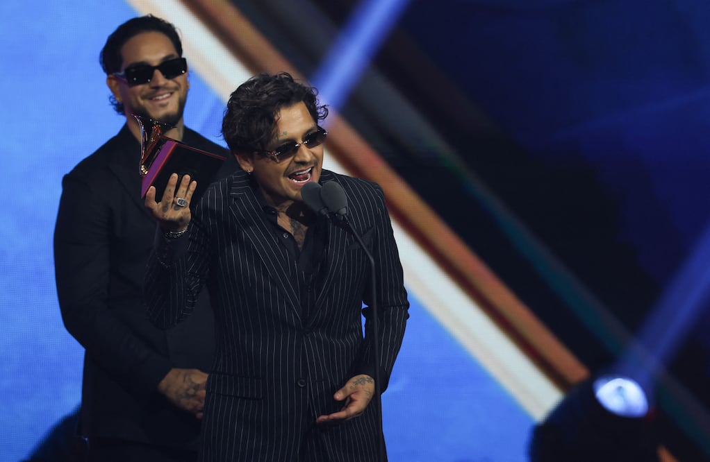 “Yo improviso mucho”: Nodal aclara si olvidó o no mencionar a Ángela Aguilar en los Grammy. Foto: VALERIE MACON / AFP