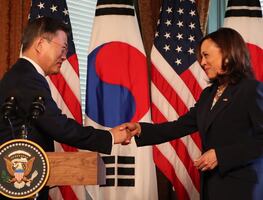 Critican a Kamala Harris por limpiarse tras saludar al presidente de Corea del Sur