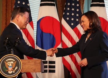 Critican a Kamala Harris por limpiarse tras saludar al presidente de Corea del Sur
