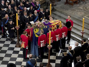 Hombre que se acercó a féretro de la reina Isabel quería ver si estaba muerta