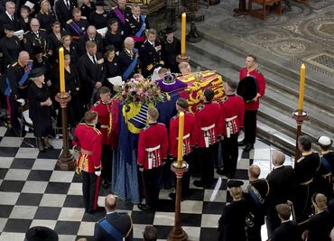 Hombre que se acercó a féretro de la reina Isabel quería ver si estaba muerta