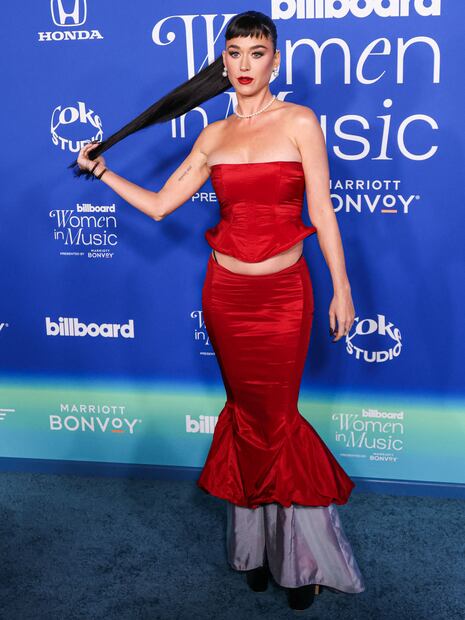 Katy Perry luce imponente conjunto rojo en los premios Billboard Women in Music: ¿Qué es la mariposa de su espalda? Instar Images/The Grosby Group Inglewood