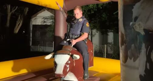 Video. Policía responde reporte de fiesta ruidosa y termina sobre toro mecánico