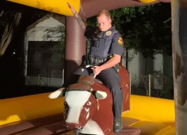 Video. Policía responde reporte de fiesta ruidosa y termina sobre toro mecánico