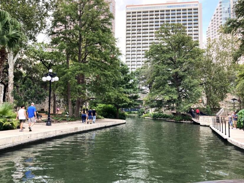 El tour con el que puedes comer mientras recorres el River Walk de San Antonio