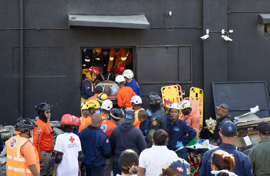 Derrumbe de discoteca en Dominicana. Encuentran al merenguero Rubby Pérez porque "se puso a cantar". EFE/ Orlando Barría