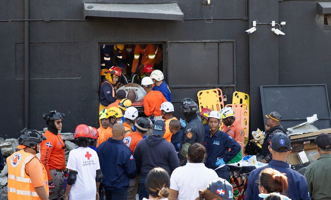 Derrumbe de discoteca en Dominicana. Encuentran al merenguero Rubby Pérez porque "se puso a cantar". EFE/ Orlando Barría