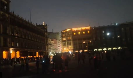 ¿Por qué apagaron las luces del Zócalo anoche tras marcha del 8M? La oscuridad que sorprendió a manifestantes